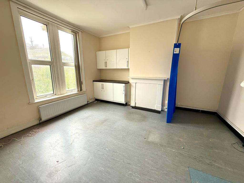 Lot: 25 - FORMER DOCTORS SURGERY WITH POTENTIAL - Room six with hand basin